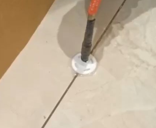 姜堰瓷砖空鼓维修公司专业解答瓷砖在铺贴过程中，如果没有涂抹均匀到位的粘结材料（如水泥砂浆或瓷砖胶），可能会导致以下问题