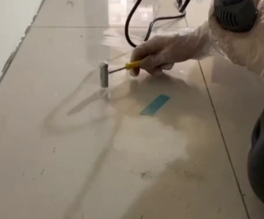 姜堰瓷砖开裂维修公司专业分享瓷砖在铺贴前如果没有沥干水分，将会导致以下问题