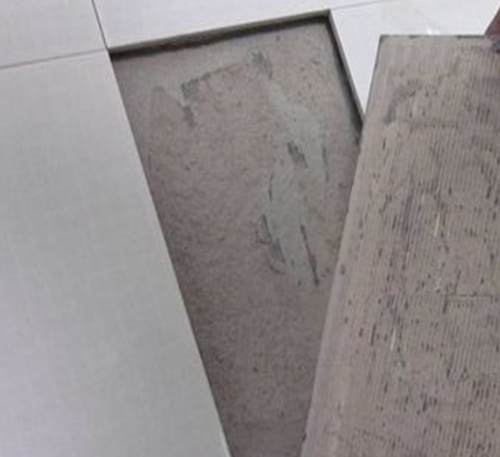 姜堰瓷砖空鼓维修公司分享瓷砖铺贴时如果打浆（即涂抹在瓷砖背面和基层上的砂浆或瓷砖胶）过少，会带来以下问题